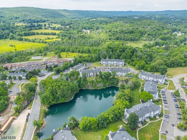 86 Burlington Ct, Hamburg Boro, NJ 07419
