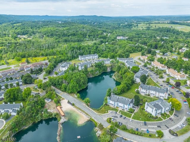 86 Burlington Ct, Hamburg Boro, NJ 07419