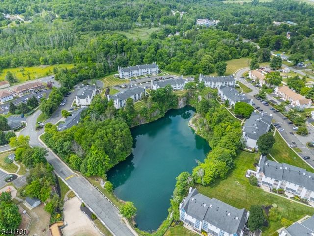 86 Burlington Ct, Hamburg Boro, NJ 07419