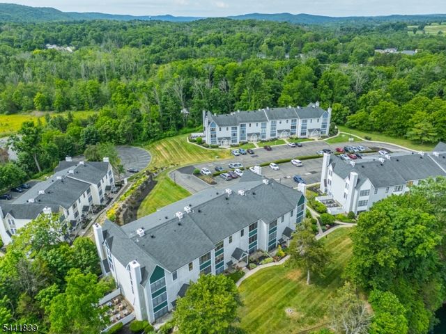 86 Burlington Ct, Hamburg Boro, NJ 07419