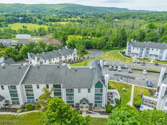86 Burlington Ct, Hamburg Boro, NJ 07419