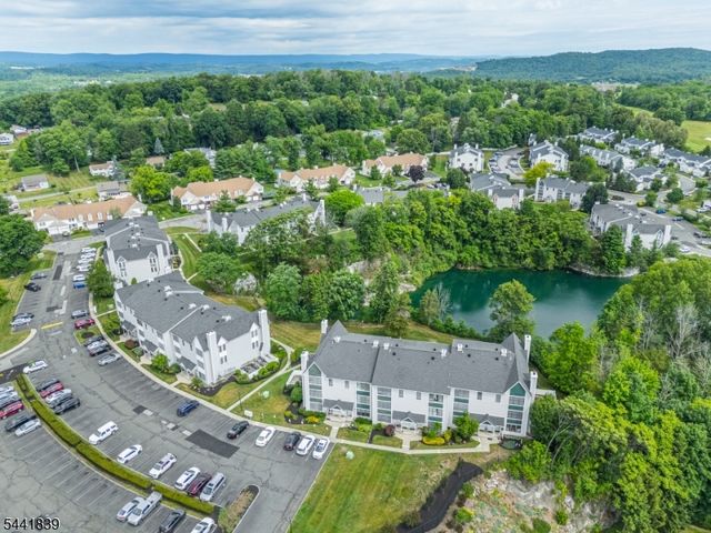 86 Burlington Ct, Hamburg Boro, NJ 07419