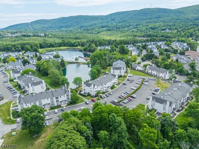 86 Burlington Ct, Hamburg Boro, NJ 07419