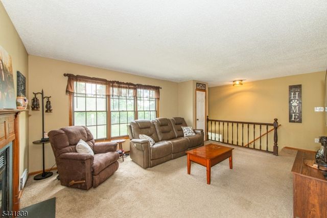 86 Burlington Ct, Hamburg Boro, NJ 07419