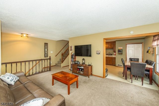 86 Burlington Ct, Hamburg Boro, NJ 07419
