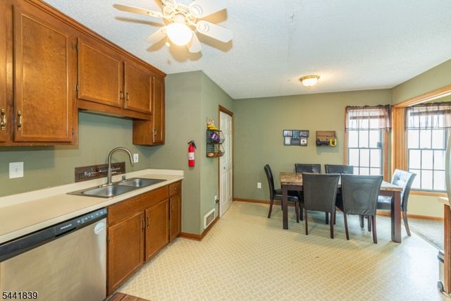 86 Burlington Ct, Hamburg Boro, NJ 07419