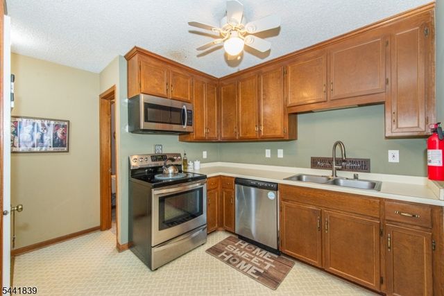 86 Burlington Ct, Hamburg Boro, NJ 07419