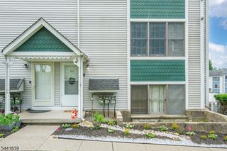 86 Burlington Ct, Hamburg Boro, NJ 07419