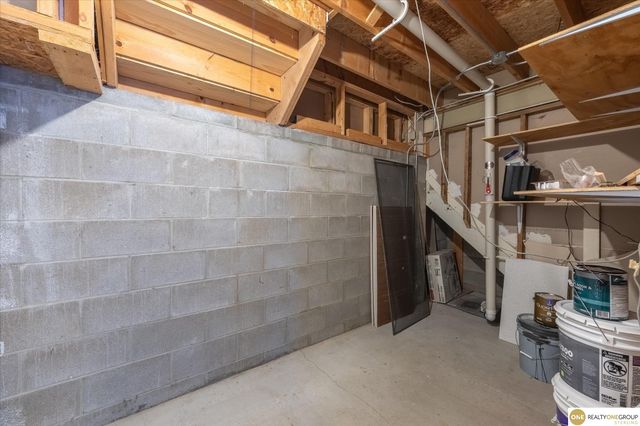 5105 S 165th Street, Omaha, NE 68135