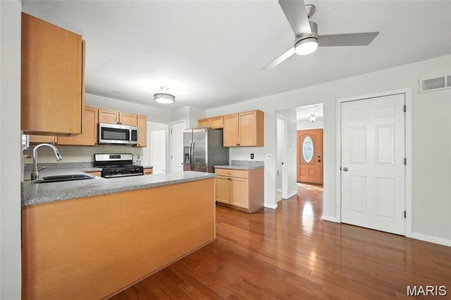 1043 Oakwood Farms Lane, Ballwin, MO 63021