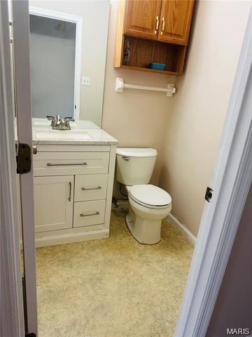 1043 Oakwood Farms Lane, Ballwin, MO 63021