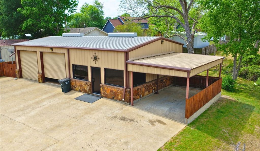 405 North Johnston Street, Caldwell, TX 77836 — photo 3
