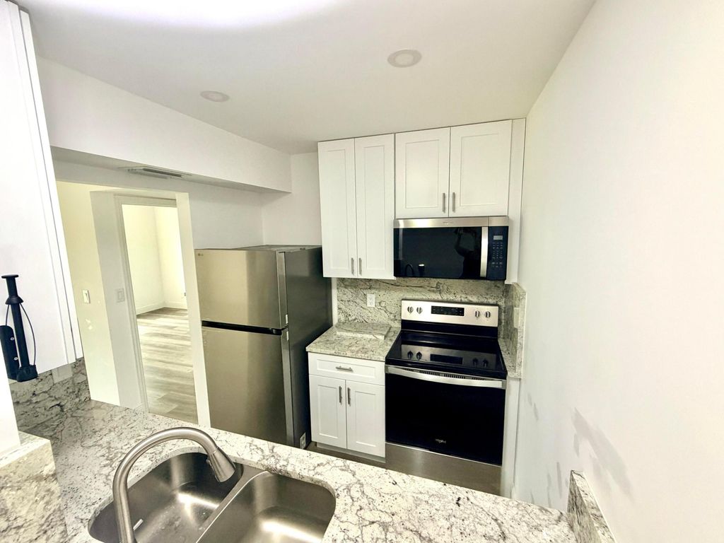 1766 Abbey Road 105, West Palm Beach, FL 33415