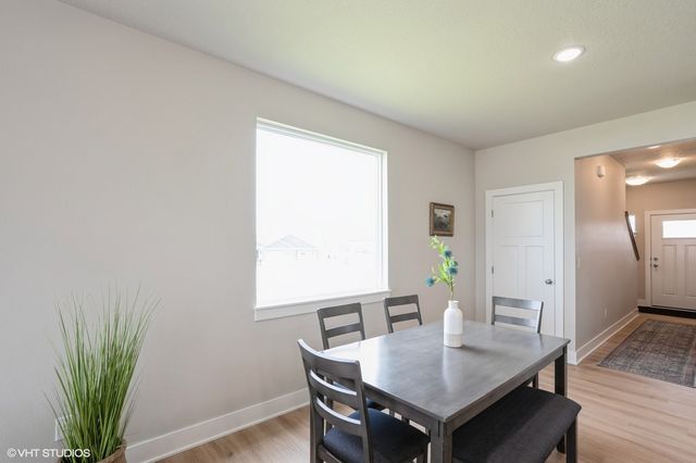 5676 Brook View Avenue, Des Moines, IA 50317
