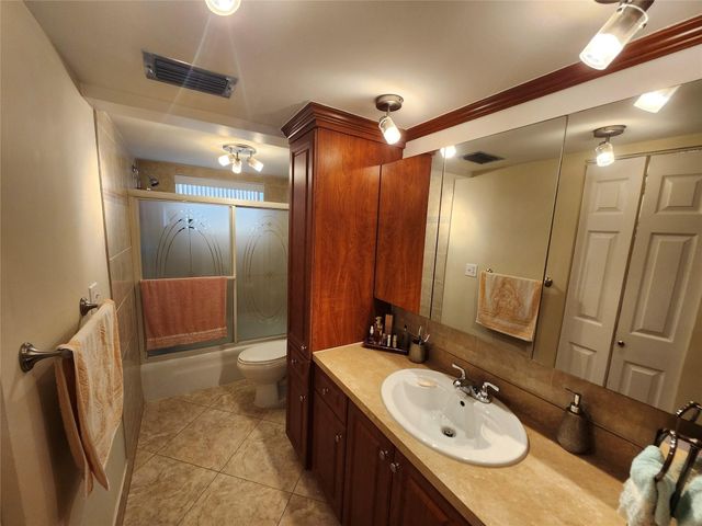 4191 NW 41st Street 211, Lauderdale Lakes, FL 33319