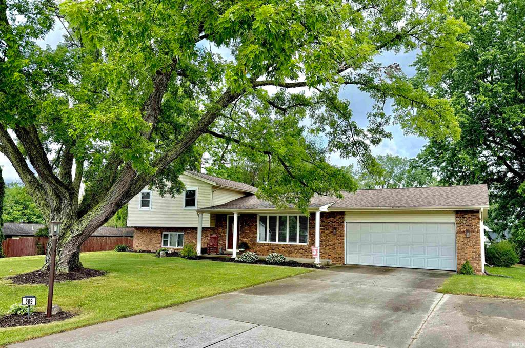 609 Westlake Drive, Middlebury, IN 46540