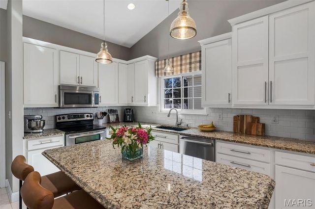 2088 Avalon Ridge Circle, Fenton, MO 63026