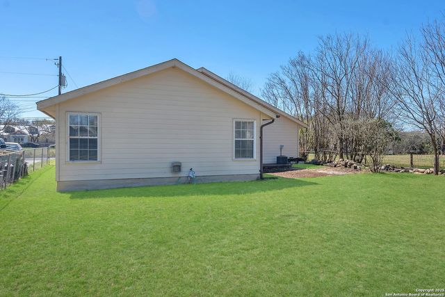 612 E Theissen, Boerne, TX 78006