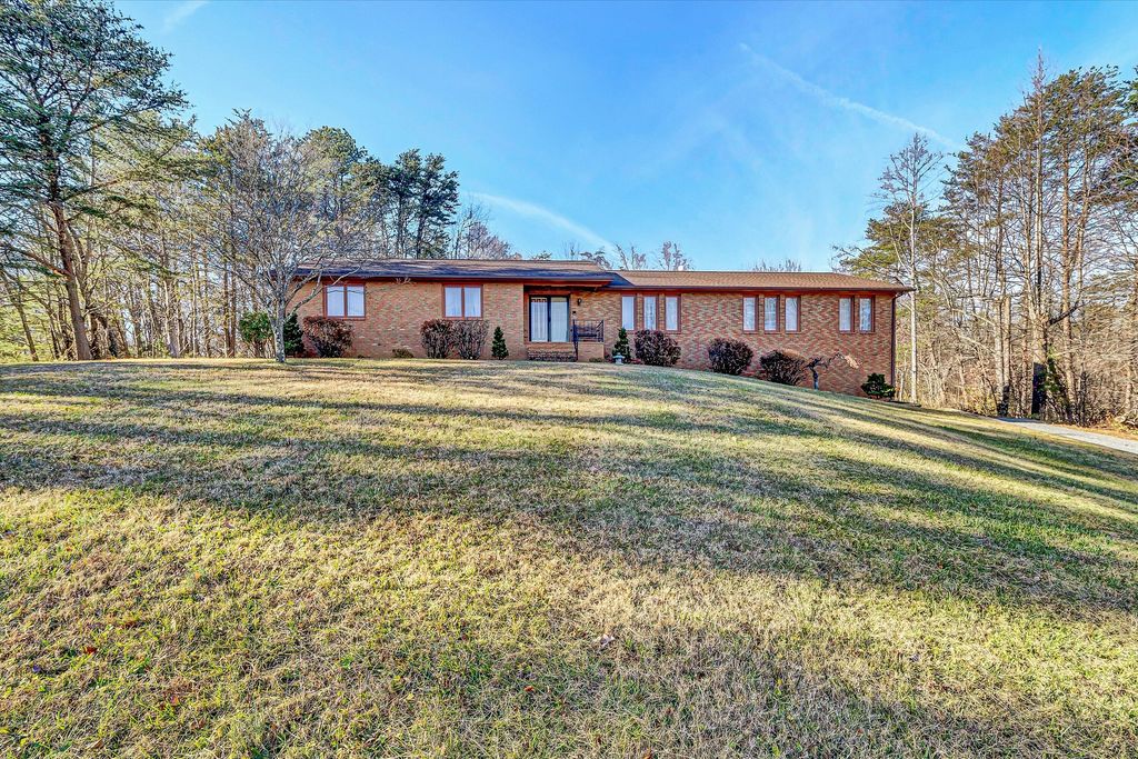 2608 Loch Haven DR, Roanoke, VA 24019