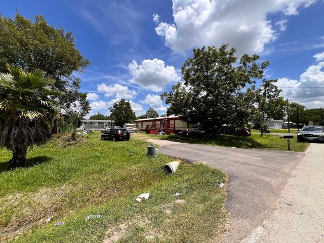 623 E Saint Charles Drive, Crosby, TX 77532