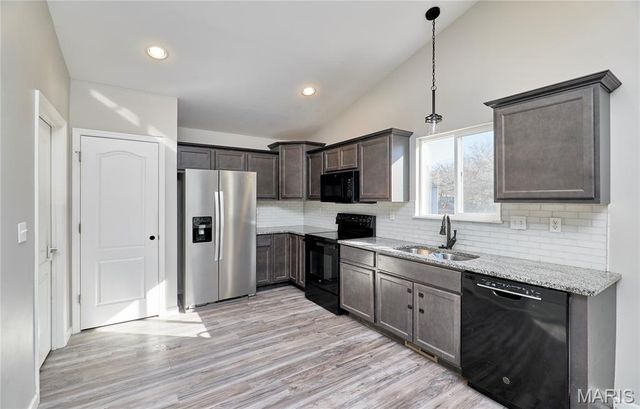 70 Village Circle Drive, Winfield, MO 63389