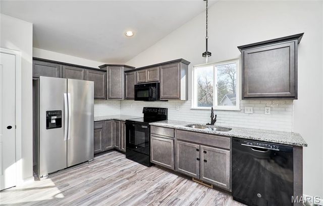 70 Village Circle Drive, Winfield, MO 63389