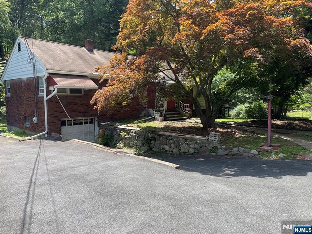84 Grove Street, Oakland, NJ 07436