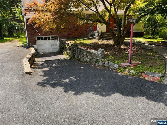 84 Grove Street, Oakland, NJ 07436