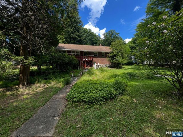 84 Grove Street, Oakland, NJ 07436