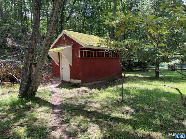 84 Grove Street, Oakland, NJ 07436
