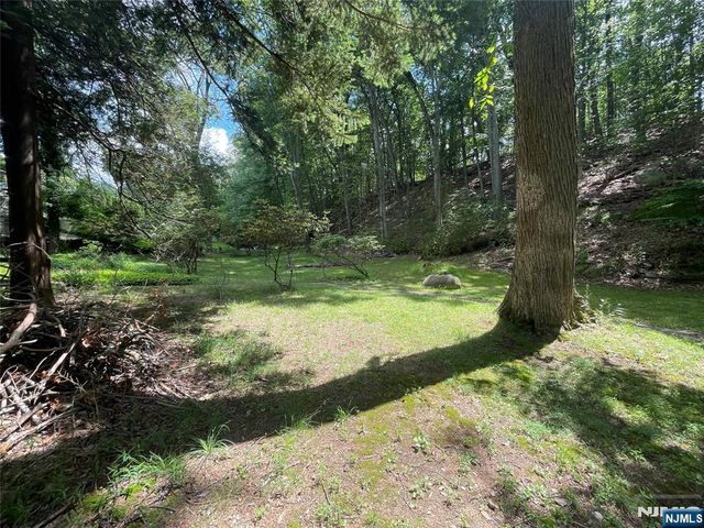 84 Grove Street, Oakland, NJ 07436
