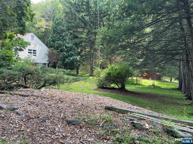 84 Grove Street, Oakland, NJ 07436
