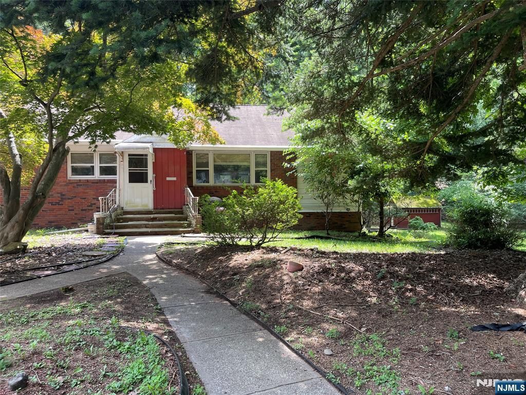 84 Grove Street, Oakland, NJ 07436