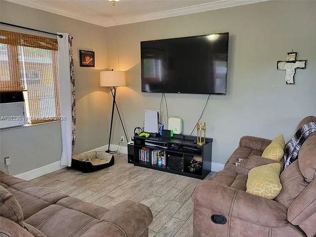 1752 Lauderdale Manor Dr, Fort Lauderdale, FL 33311
