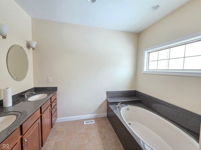 2779 Buttercup Court E, Columbus, IN 47201