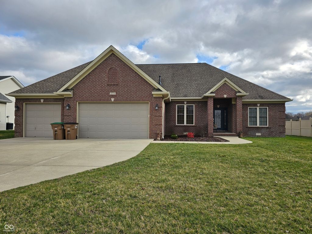2779 Buttercup Court E, Columbus, IN 47201