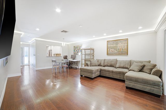 85 PELICAN POINTE Drive 203, Delray Beach, FL 33483