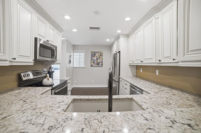 85 PELICAN POINTE Drive 203, Delray Beach, FL 33483