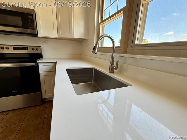 27087 Alden Street, Madison Heights, MI 48071