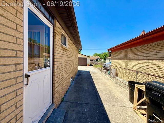 27087 Alden Street, Madison Heights, MI 48071