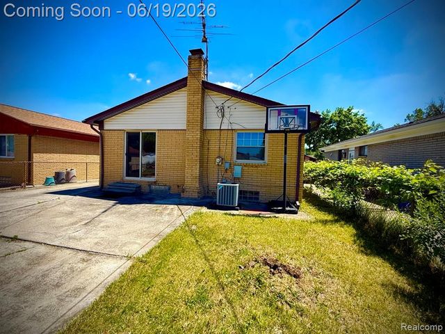27087 Alden Street, Madison Heights, MI 48071