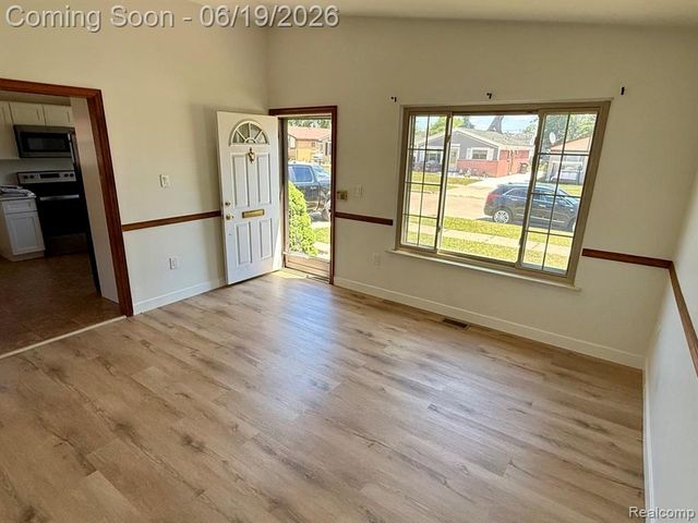 27087 Alden Street, Madison Heights, MI 48071