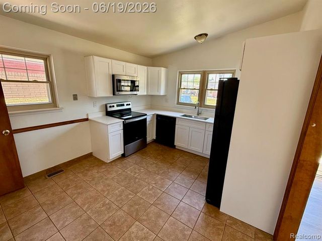 27087 Alden Street, Madison Heights, MI 48071