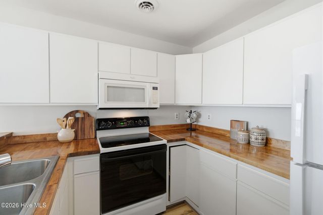 1202 Carolina Beach Avenue N Apt 3, Carolina Beach, NC 28428