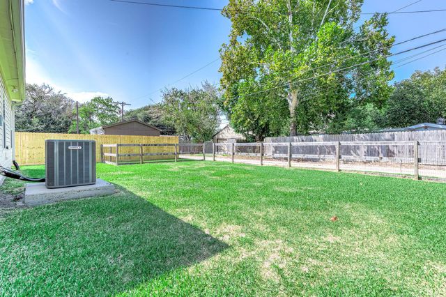 1530 1st Avenue N, Texas City, TX 77590