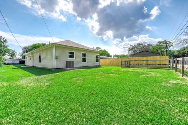1530 1st Avenue N, Texas City, TX 77590