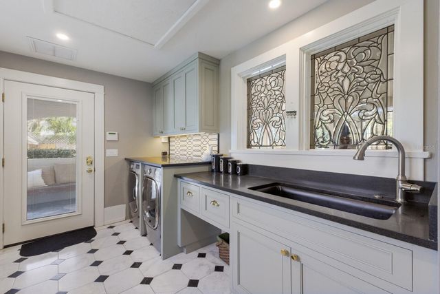 1829 BOUGAINVILLEA STREET, Sarasota, FL 34239