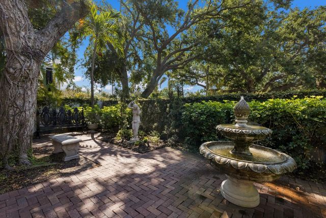 1829 BOUGAINVILLEA STREET, Sarasota, FL 34239
