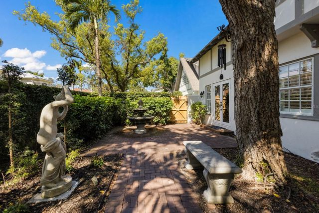 1829 BOUGAINVILLEA STREET, Sarasota, FL 34239