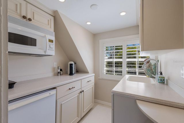 1829 BOUGAINVILLEA STREET, Sarasota, FL 34239